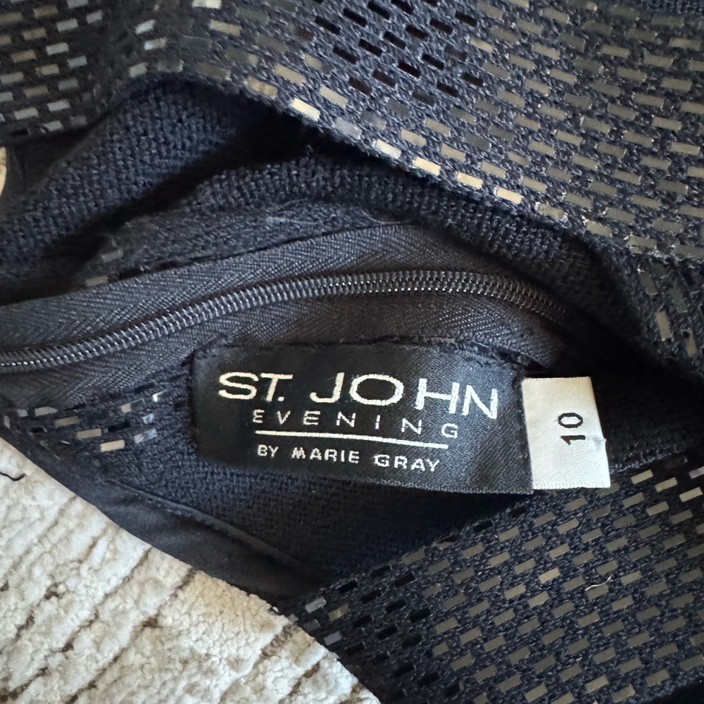 Description
St. John Evening Evening Gown
Black
Sleeveless with One-Shoulder - Picture 4 of 9